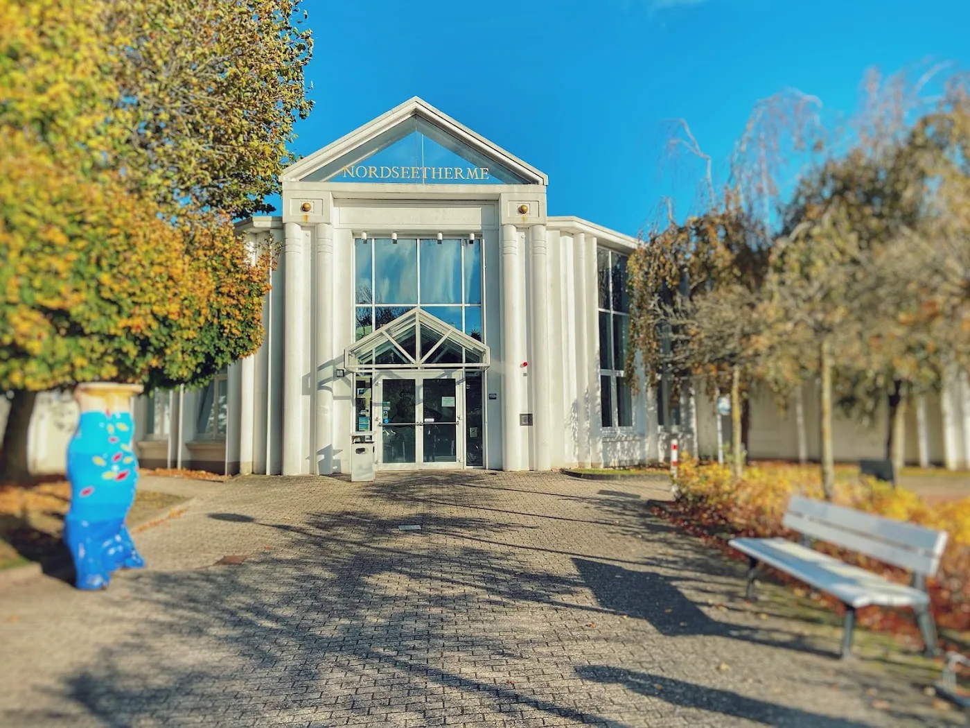 Nordseetherme Bensersiel - Saunagarten mit Tauchbecken in Esens-Bensersiel, Bild 2 von 2